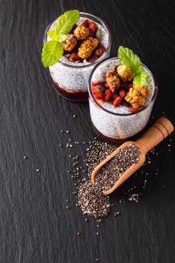 Sağlıklı gıda kavramı Chia tohumları, goji ile sütlü puding, beyaz m