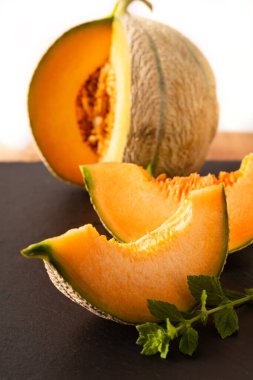 Yaz yemeği kavramı. Siyah tahtada kavun meyvesi ve fotokopi alanı.