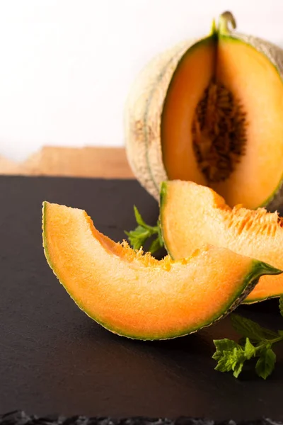 Sommerkost Konzept Melonenfrüchte Auf Schwarzer Schiefertafel Mit Kopierraum — Stockfoto