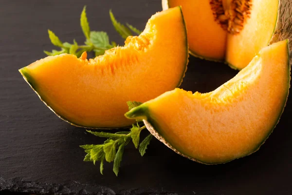 Sommerkost Konzept Melonenfrüchte Auf Schwarzer Schiefertafel Mit Kopierraum — Stockfoto