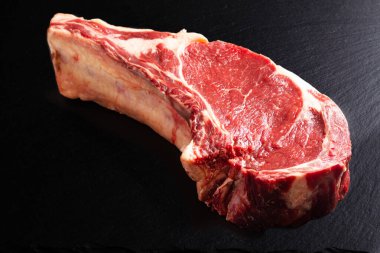 Gıda konsepti organik biftek kaburgası ya da siyah tahta üzerinde fotokopi alanı olan pirzola. 