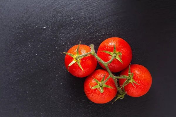 黑石板上有机红西红柿的新鲜蔬菜概念顶视图及复制空间 — 图库照片