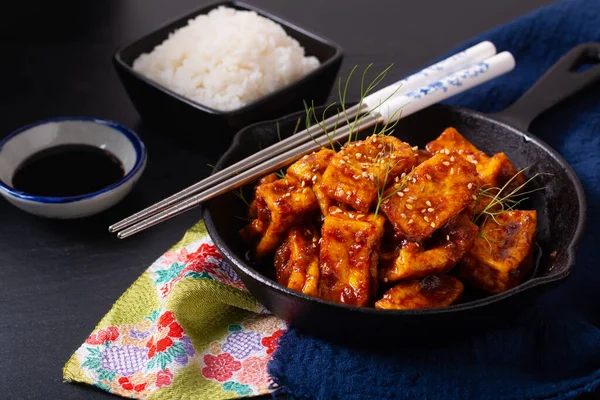 Gezond Aziatisch Voedselconcept Zelfgemaakte Roert Gebakken Pittige Chilisaus Biologische Tofu — Stockfoto