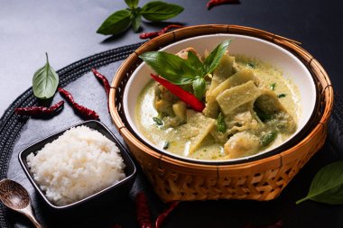 Asya ev yemeği Tayland tavuğu ve bebek bambu yeşil köri ve pirinç ve fotokopi alanı