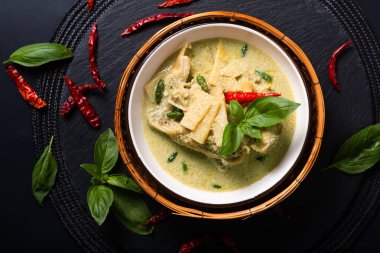 Asya ev yemeği Tayland tavuğu ve bebek bambu körisi. Siyah arka planda, fotokopi alanı olan yeşil köri.