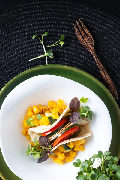 Gesundes Ernährungskonzept Veganes Microgreen Salat Tacos Sandwich Weißer Keramikschüssel Auf — Stockfoto
