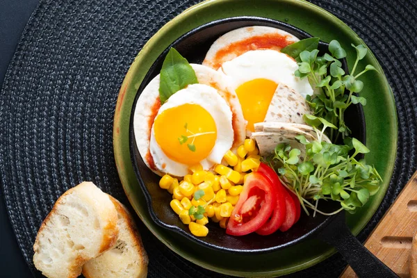 Comida Saludable Super Desayuno Concepto Huevos Fritos Ensalada Micro Verde — Foto de Stock