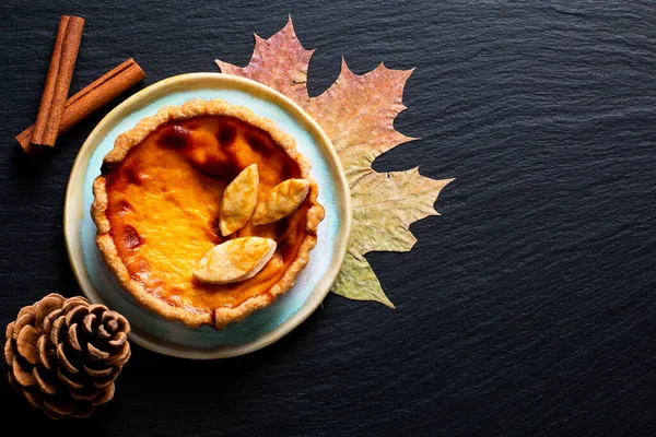 Őszi Élelmiszer Koncepció Házi Organikus Rusztikus Sütőtök Pite Díszíteni Őszi — Stock Fotó