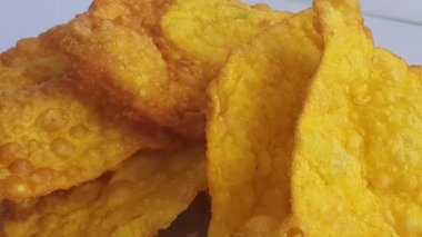 Bir tabakta servis edilen derin kızarmış wontons yakın. Wonton Çin restoranlarında en popüler dim sum gıda.