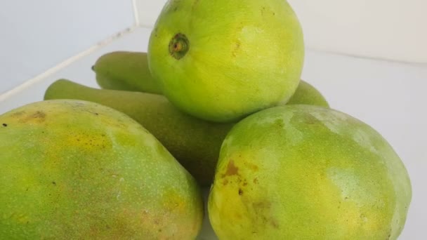 Fechar Mangas Num Fundo Branco Fruto Nacional Índia Paquistão Árvore — Vídeo de Stock