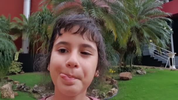 Mała Dziewczynka Robi Selfie Smartfonie — Wideo stockowe