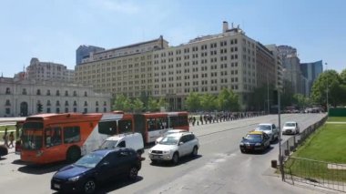 Santiago, Şili - 10 Ekim 2019 Şili şehir merkezinden Pov. Burası Santiago 'nun 10 Ekim 2019' daki ticari alanı ve binaları görebileceğiniz ana kısmı..