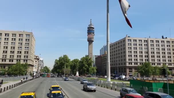 智利圣地亚哥 2019年10月10日 市中心的轻便交通 2019年10月10日阿拉米达大道与智利圣地亚哥Torre Entel电视塔景观 — 图库视频影像