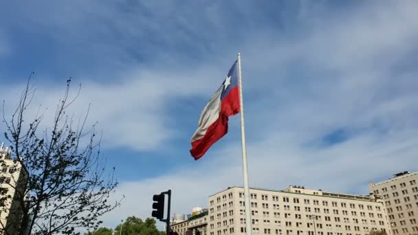 Nationale Vlag Van Chili Vliegt Een Sterke Wind Tegen Een — Stockvideo