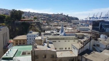 Valparaiso Şili - 11 Ekim 2019: Valparaiso Form Hill şehir merkezi manzarası. 