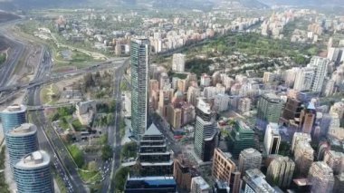Yazın Şili 'nin Santiago şehrinin havadan görünüşü. = = Coğrafya = = Şili 'nin başkenti ve en büyük şehridir..