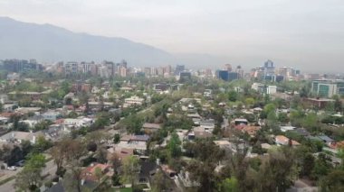 Yazın Şili 'nin Santiago şehrinin havadan görünüşü. = = Coğrafya = = Şili 'nin başkenti ve en büyük şehridir.