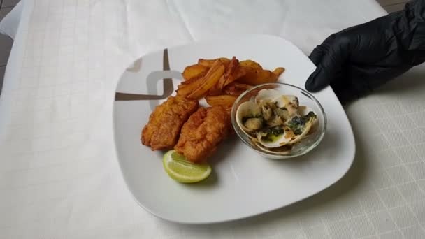 Chef Presenta Delicioso Pescado Patatas Fritas Almejas Mesa — Vídeos de Stock