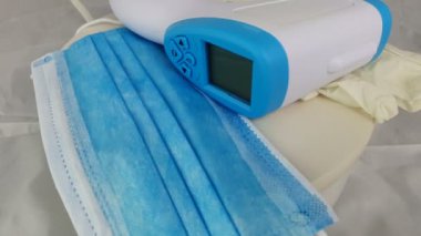 Sağlık önleme ürünlerinin POV 'u Tıbbi maske, eldiven ve termometre silahı Isometric Medical Digital Temas Olmayan Kızılötesi Gören El Taraması Alnında Sıcaklık Ölçümü