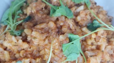 Ev yapımı geleneksel İtalyan Risotto karides, mürekkep balığı ve taze parmesan peyniri tabakta servis edilir. Üst görünüm.