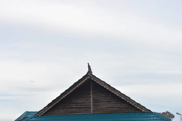 Borneo Tradiční Kmenové Rytiny Střeše Budovy — Stock fotografie