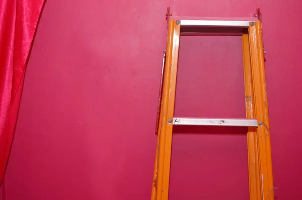 Оранжевая Металлическая Лестница Красной Стене — стоковое фото