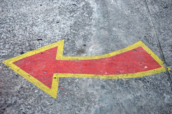 시멘트 바닥에 빨간색과 노란색 화살표 — 스톡 사진