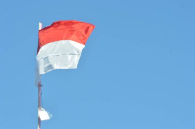 Endonezya bayrağı mavi gökyüzüne karşı