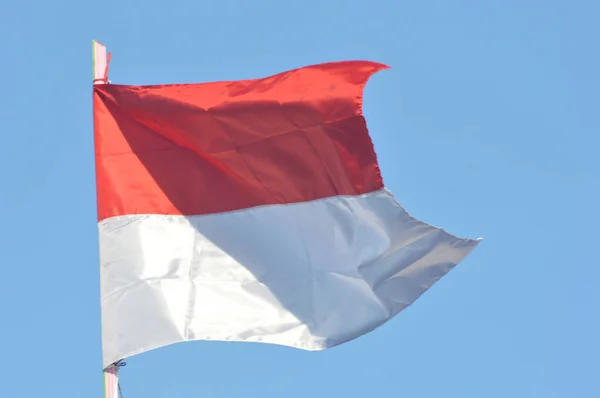 Indonesische Vlag Tegen Blauwe Lucht — Stockfoto