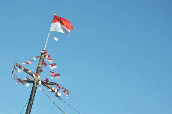 Bendera Indonesia Dengan Beberapa Amplop Berisi Hadiah Yang Tersangkut Puncak — Stok Foto
