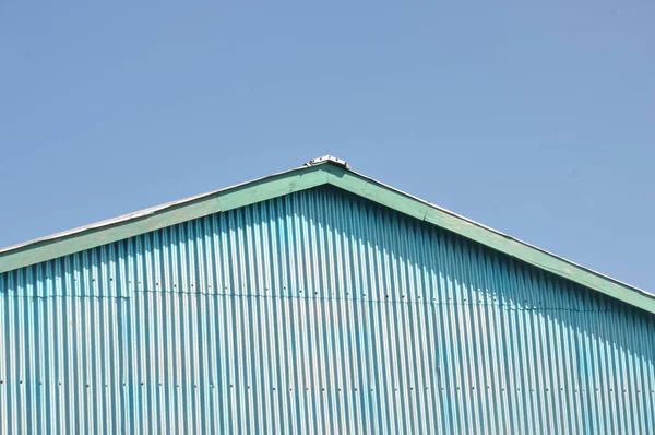 青空トタン屋根 — ストック写真