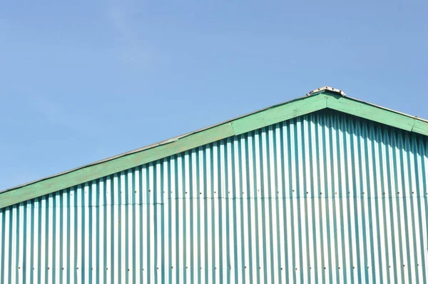 青空トタン屋根 — ストック写真
