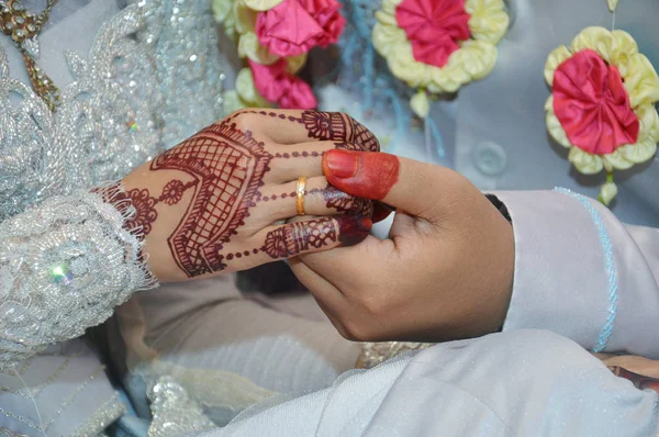 Par Novias Cogidas Mano — Foto de Stock