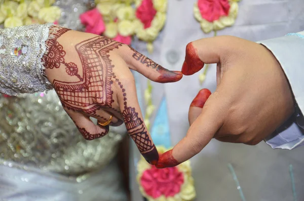 Een Paar Van Bruiden Vormen Een Symbool Van Liefde — Stockfoto