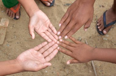 hompimpa, siyah ya da beyaz bir dönüş Endonezya çocuklarda çizmek için avuç içi çocuk oyun 