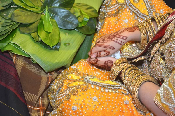 Mappacci Bugisnese インドネシア将来花嫁の結婚式の前日の伝統的な結婚式 — ストック写真
