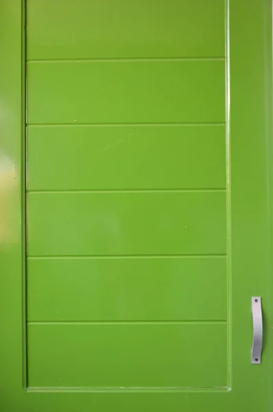 Üzerinde Ayrıntılı Yeşil Ahşap Kapılar — Stok fotoğraf