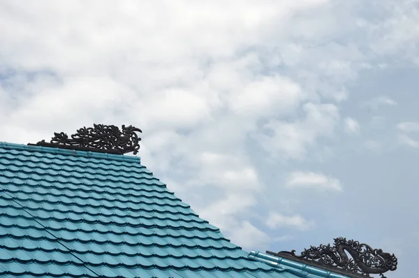 建物の屋根の上にボルネオ伝統的な部族の彫刻 — ストック写真