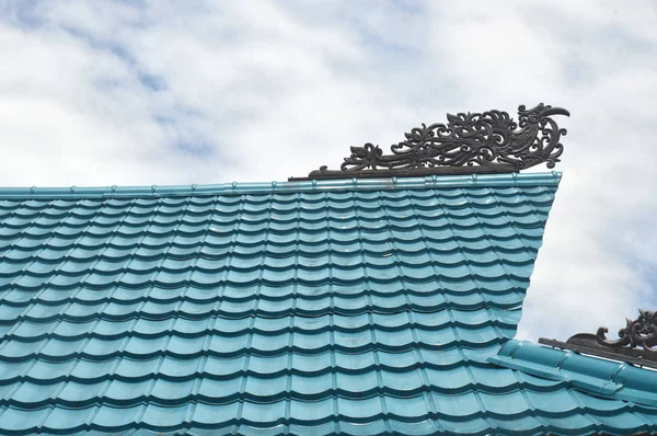建物の屋根の上にボルネオ伝統的な部族の彫刻 — ストック写真