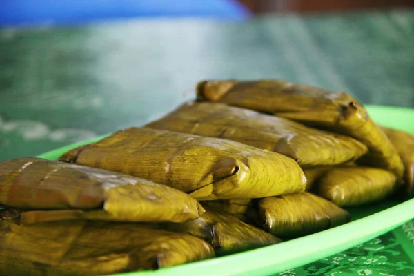 Buras すなわちご飯バナナの葉に包まれたインドネシアの伝統食品 — ストック写真