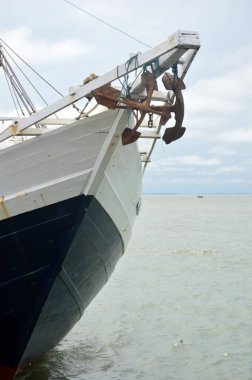 iskelede siluet ahşap gemi