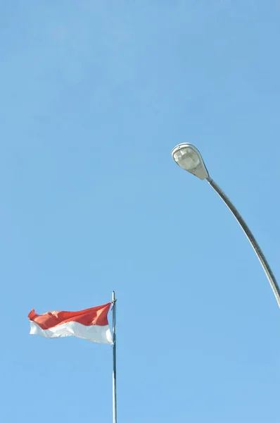 Σημαία Ινδονησίας Κατά Του Γαλάζιου Ουρανού — Φωτογραφία Αρχείου