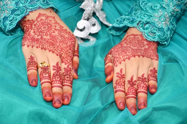 Henna Auf Den Händen Der Indonesischen Hochzeitsbraut — Stockfoto