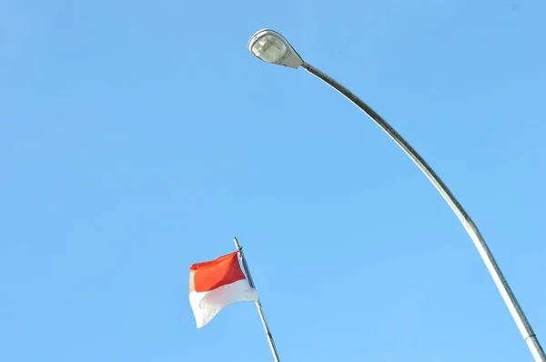 Indonesiens Flagge Gegen Blauen Himmel — Stockfoto