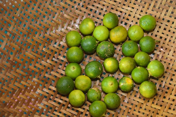 Lime Verde Fresco Una Ciotola Rattan — Foto Stock