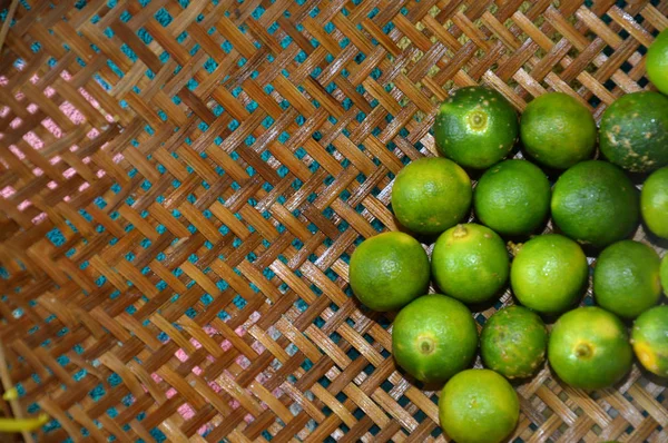 Bir Rattan Kase Taze Yeşil Limon — Stok fotoğraf