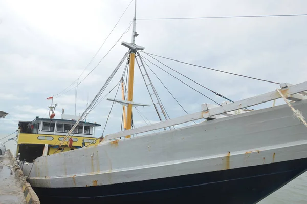 シルエットの木製船を桟橋 — ストック写真