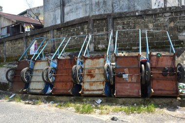Duvardaki çöp arabaları