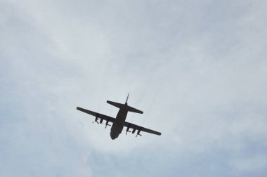 askeri uçak Herkül gökyüzüne