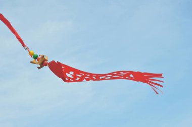 renkli süsler bayrak afiş mavi gökyüzü karşı